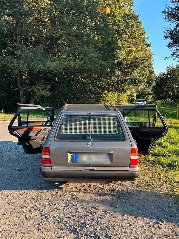 Grau Gebraucht 1991 Mercedes E230 Kombi | 5.750 € - Bild 1/4
