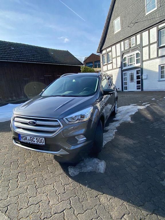 Gebraucht Ford Kuga Titanium 150 PS (110 kW) 2018 Grau SUV