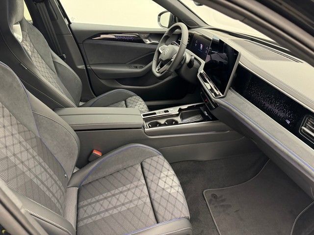Gebraucht VW Passat R-line 150 PS (110 kW) 2024 Grenadillschwarz metallic Kombi