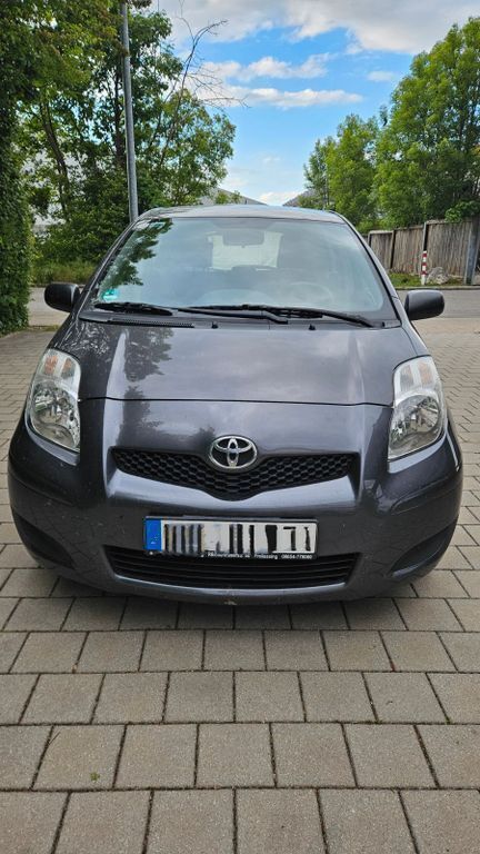 Grau Gebraucht 2009 Toyota Yaris Cool Limousine | 2.300 € (Guter Preis) - Bild 1/4