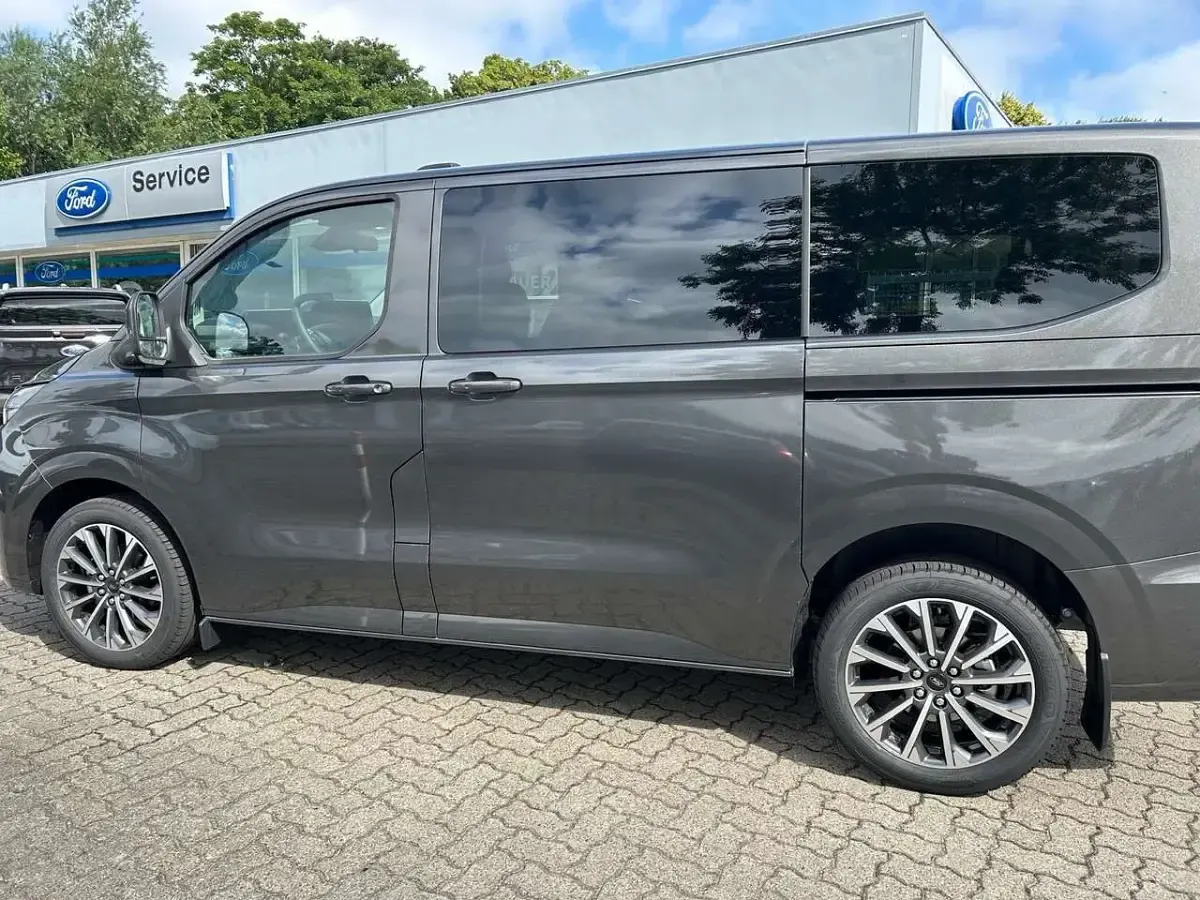 Neu Ford Tourneo Custom Titanium X 170 PS (125 kW) 2026 Grau Van