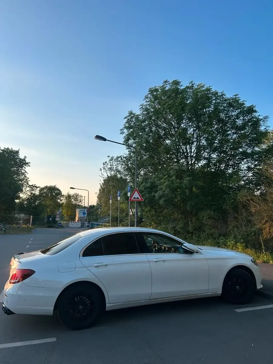Gebraucht Mercedes E200 Avantgarde 150 PS (110 kW) 2018 Weiß Limousine