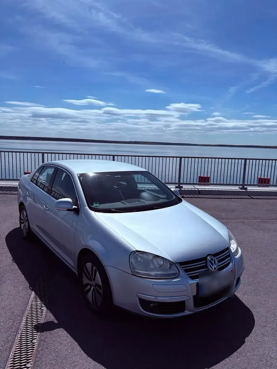 Używany VW Jetta 116 KM (85 kW) 2005 Srebrny Sedan/Limuzyna