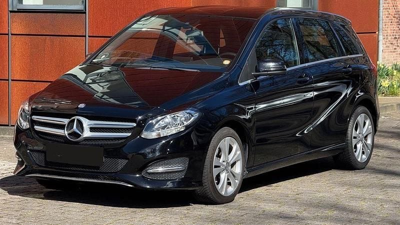Schwarz Gebraucht 2015 Mercedes B180 Style Van / Kleinbus | 11.299 € (Guter Preis) - Bild 1/4