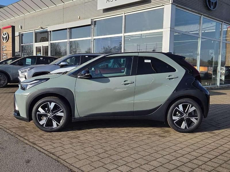 Gebraucht Toyota Aygo X 116 PS (85 kW) 2026 Urban khaki / night sky black SUV