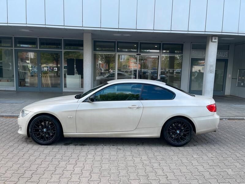 Weiß Gebraucht 2012 BMW 330 M Sport Coupé | 9.999 € - Bild 1/4