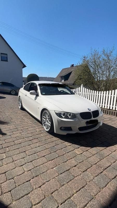 Weiß Gebraucht 2011 BMW 325 Shadowline Coupé | 17.600 € - Bild 1/4