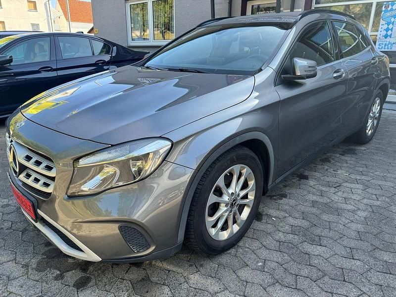 Grau Gebraucht 2019 Mercedes GLA200 SUV | 17.400 € (Superpreis) - Bild 1/4