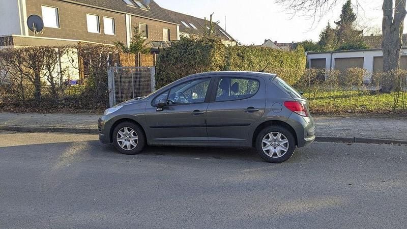 Gebraucht Peugeot 207 Tendance 95 PS (69 kW) 2010 Grau Limousine