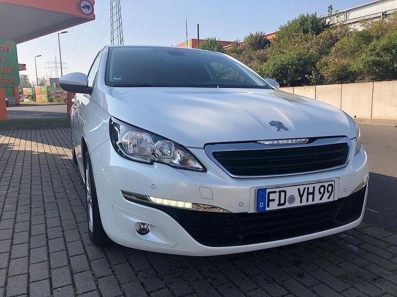 Weiß Gebraucht 2013 Peugeot 308 Limousine | 4.800 € (Guter Preis) - Bild 1/4