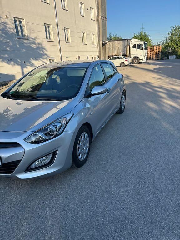 Gebraucht Hyundai i30 Trend 99 PS (72 kW) 2013 Silber Limousine