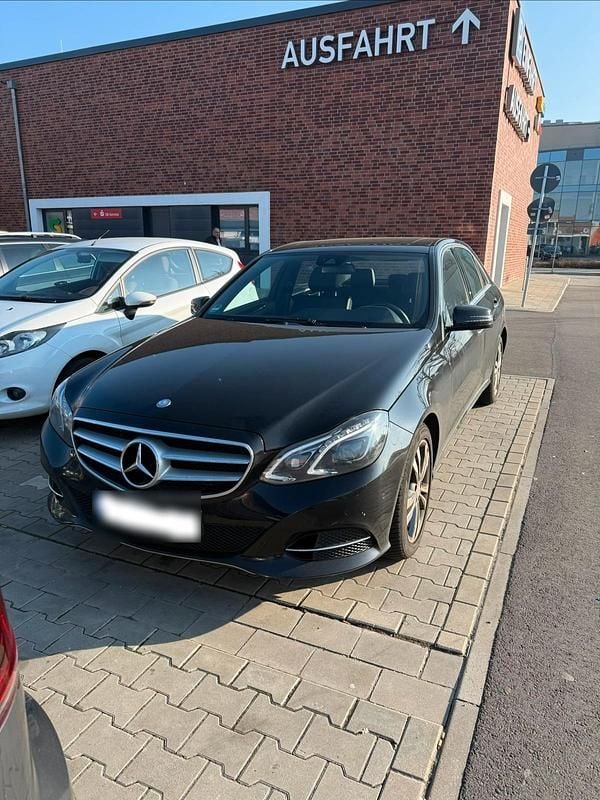 Gebraucht Mercedes E220 170 PS (125 kW) 2014 Schwarz Limousine