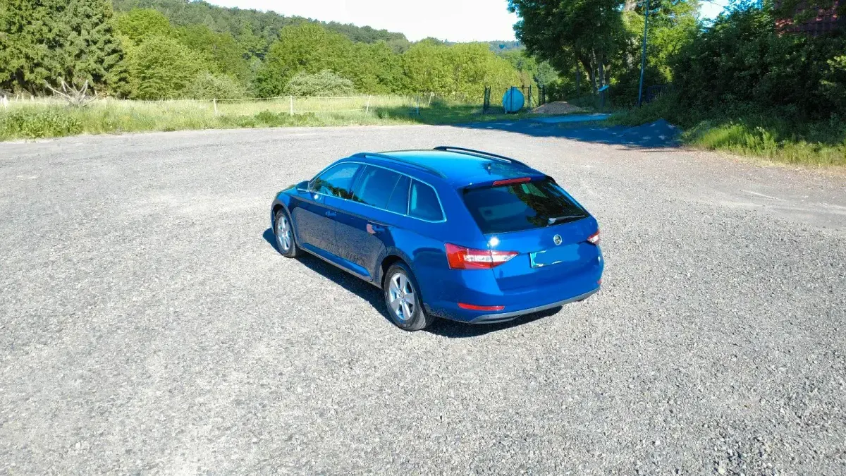Gebraucht Skoda Superb 150 PS (110 kW) 2016 Blau Kombi