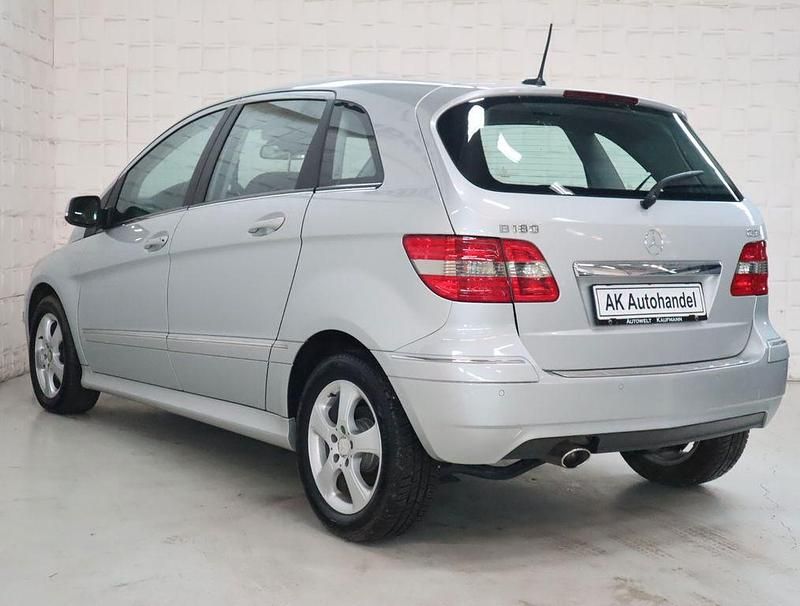 Gebraucht Mercedes B180 109 PS (80 kW) 2010 Silber Van / Kleinbus