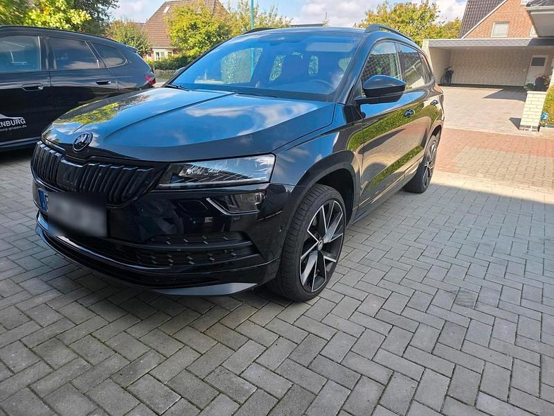 Schwarz Gebraucht 2020 Skoda Karoq SportLine SUV | 25.999 € (Etwas zu teuer) - Bild 1/4