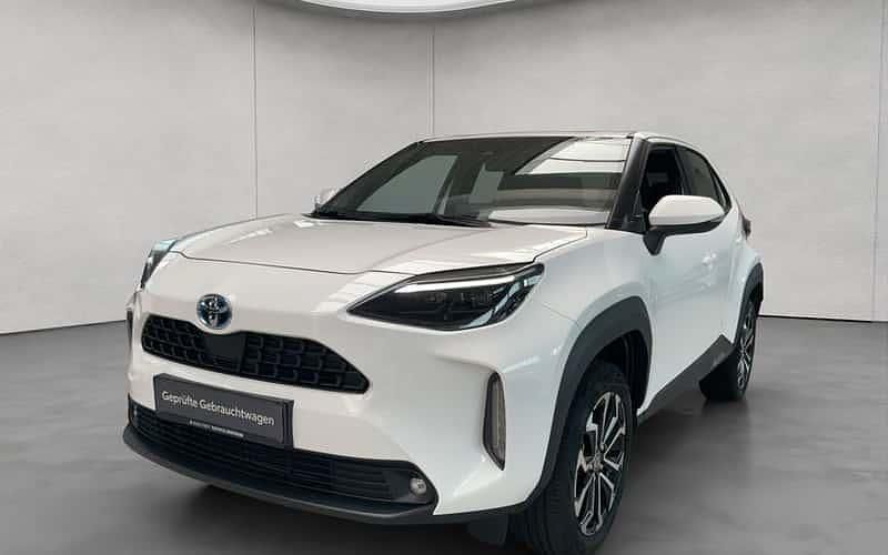 Schneeweiß Gebraucht 2021 Toyota Yaris Hybrid Connect Style SUV | 21.950 € (Fairer Preis) - Bild 1/4