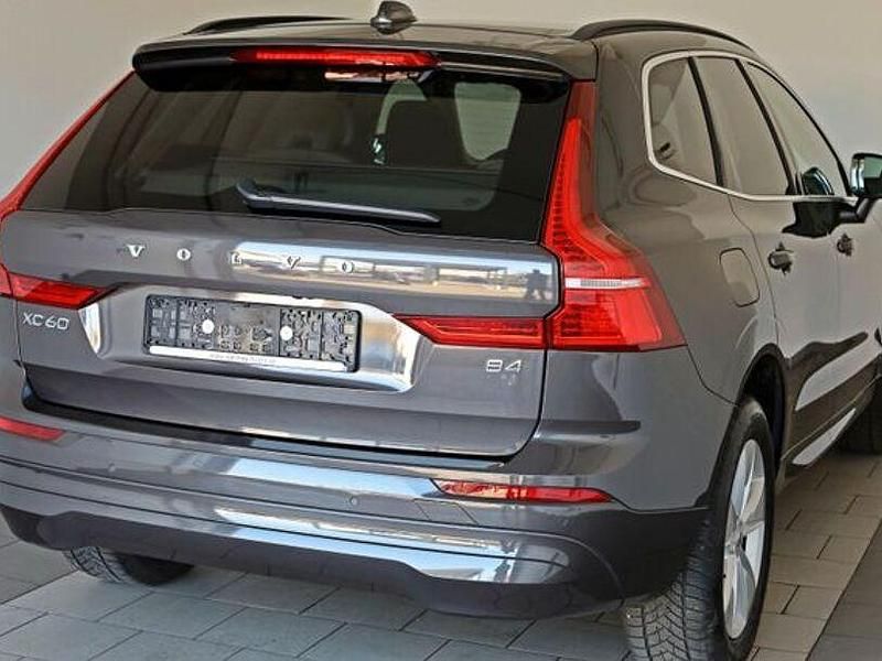 Gebraucht Volvo XC60 Core 197 PS (144 kW) 2023 Platinum grey / metallic SUV