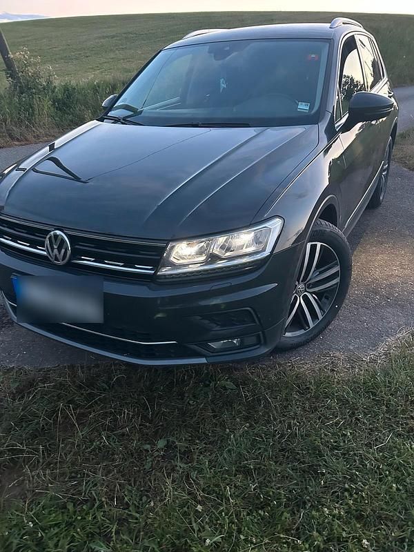 Grau Gebraucht 2018 VW Tiguan SUV | 20.000 € - Bild 1/4