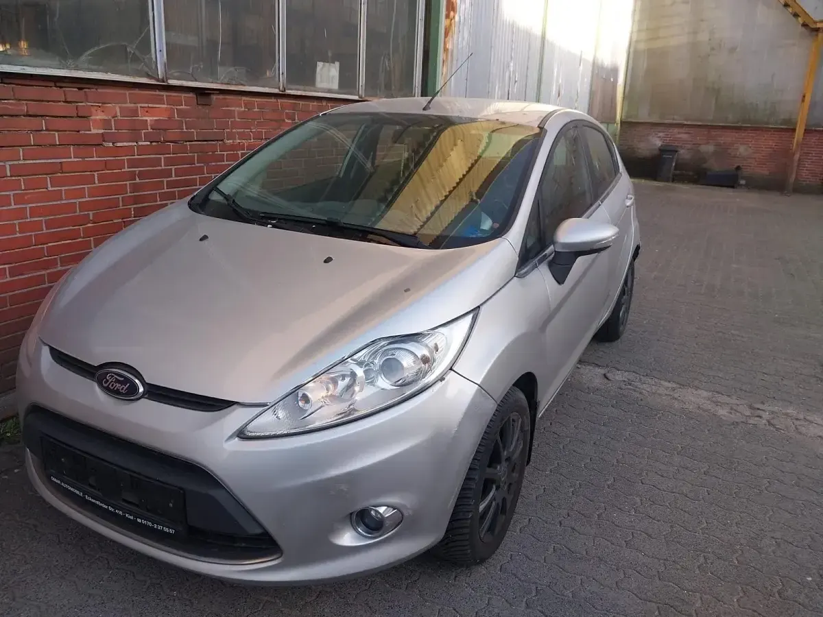 Gebraucht Ford Fiesta 95 PS (69 kW) 2011 Silber Kleinwagen