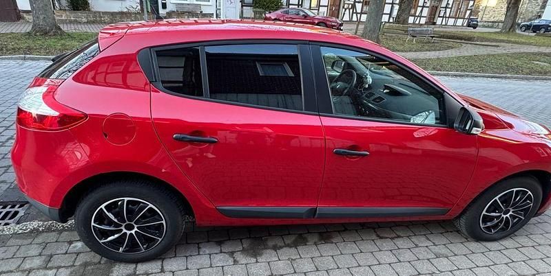 Gebraucht Renault Mégane Authentique 101 PS (74 kW) 2013 Rot Limousine