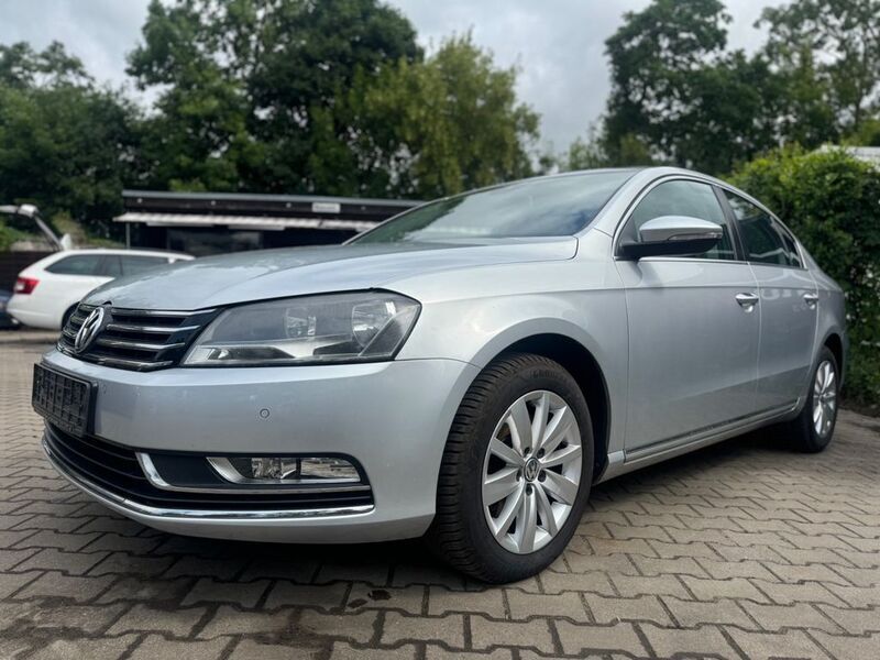 Silber Gebraucht 2012 VW Passat Limousine | 7.290 € (Guter Preis) - Bild 1/4