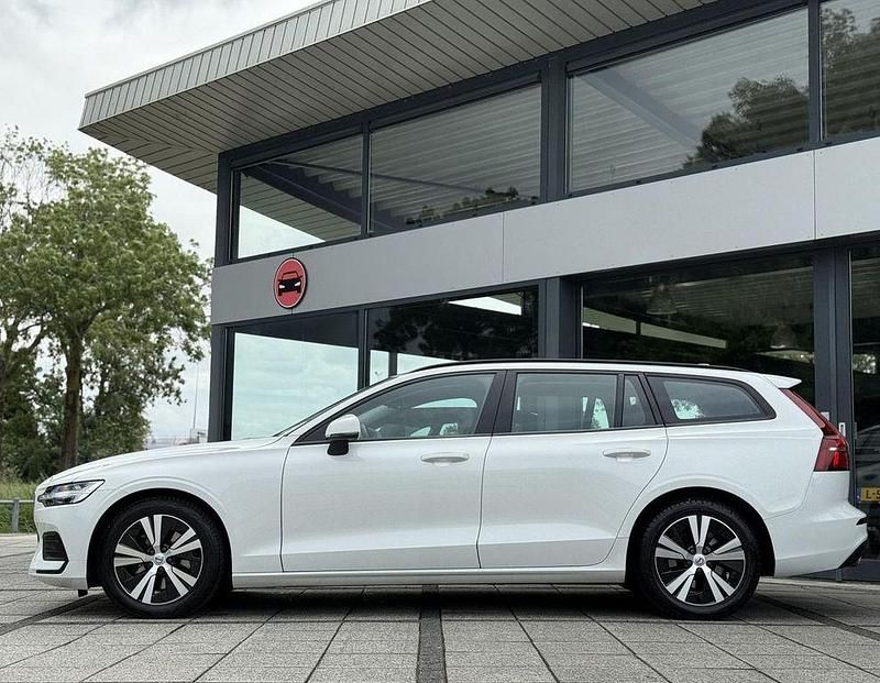 Gebraucht Volvo V60 Momentum 163 PS (119 kW) 2021 Weiß Kombi