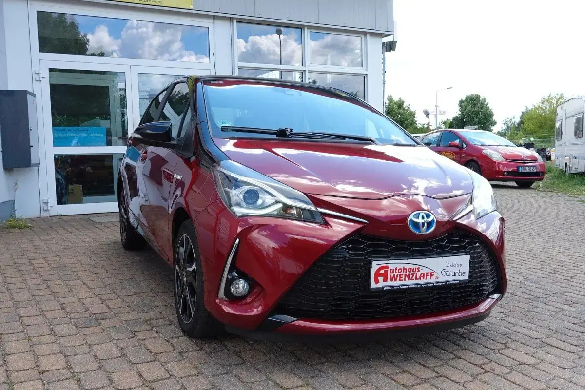 Gebraucht Toyota Yaris Style 101 PS (74 kW) 2017 Rot Kleinwagen