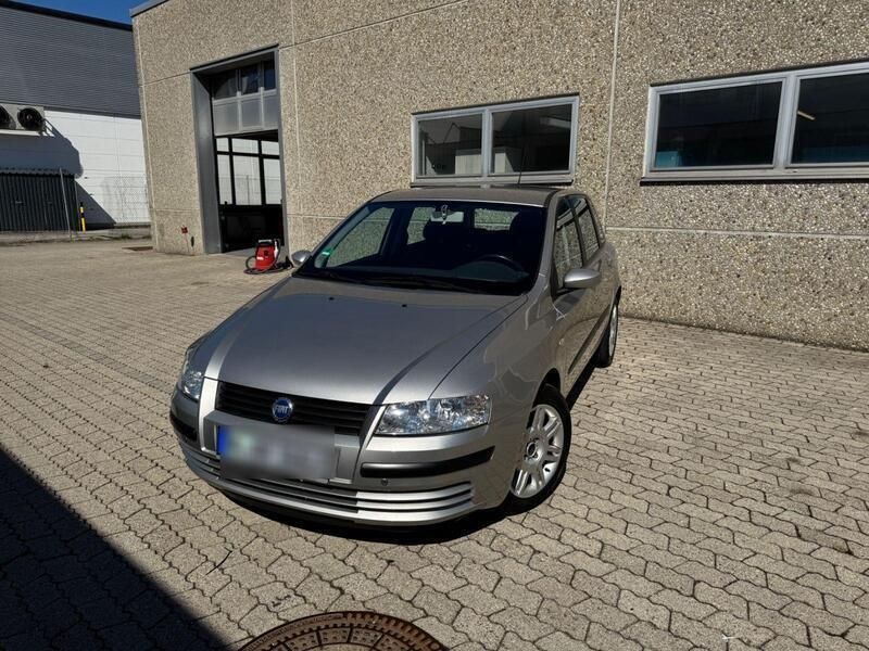 Schwarz Gebraucht 2003 Fiat Stilo Feel Kombi | 3.000 € - Bild 1/4