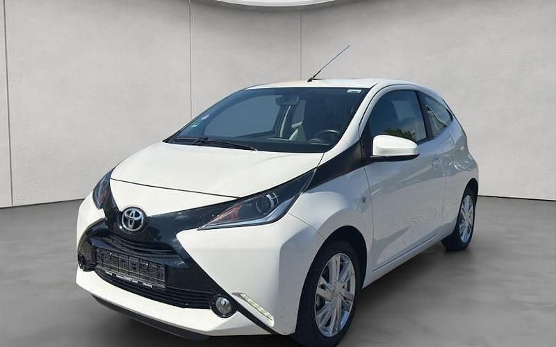 Weiß Gebraucht 2015 Toyota Aygo X-play Kleinwagen | 9.990 € (Teuer) - Bild 1/4