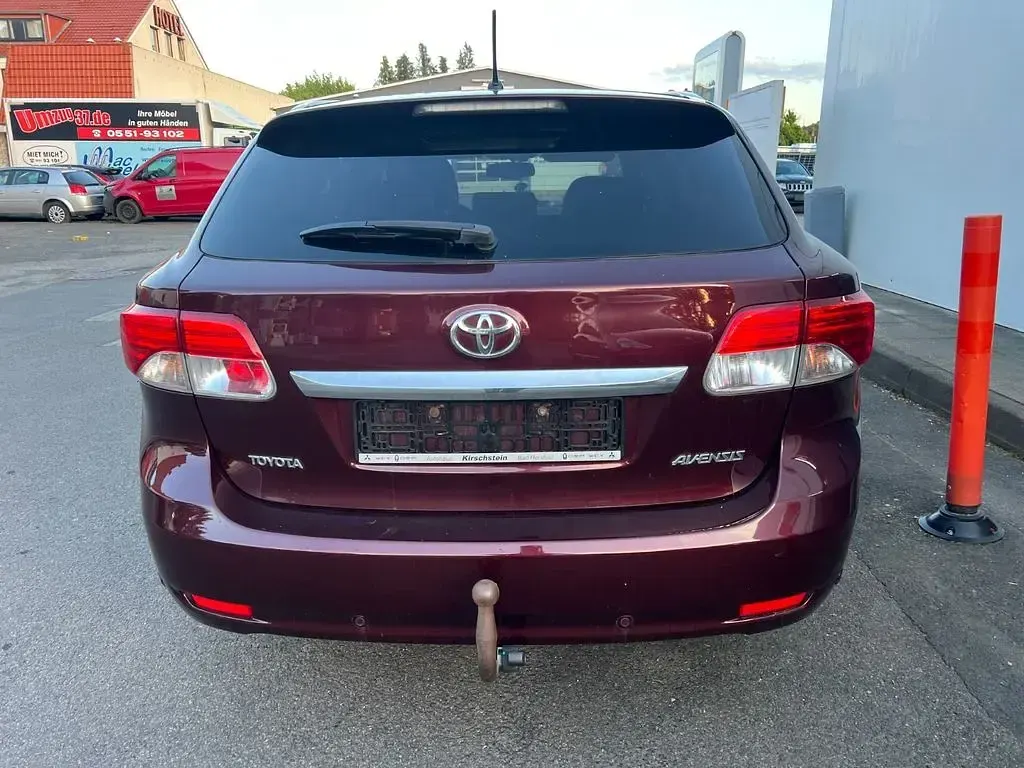 Gebraucht Toyota Avensis Life 150 PS (110 kW) 2014 Rot Kombi