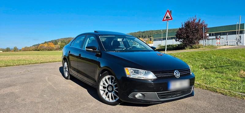 Second-hand VW Jetta 170 CP (125 kW) 2011 Negru Berlinǎ