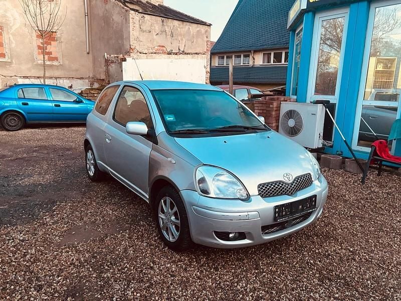 Silber Gebraucht 2004 Toyota Yaris Kleinwagen | 1.490 € - Bild 1/4