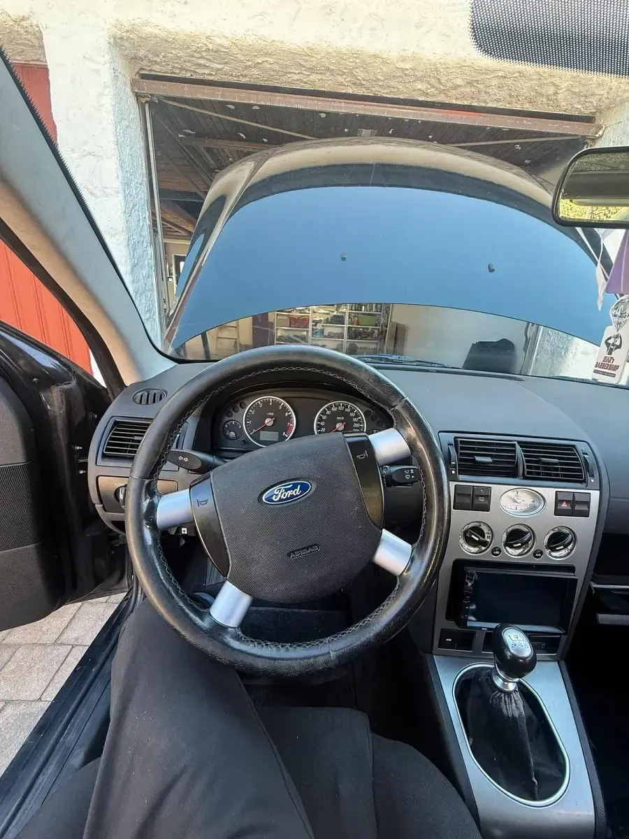 Używany Ford Mondeo 130 KM (95 kW) 2002 Czarny Sedan/Limuzyna