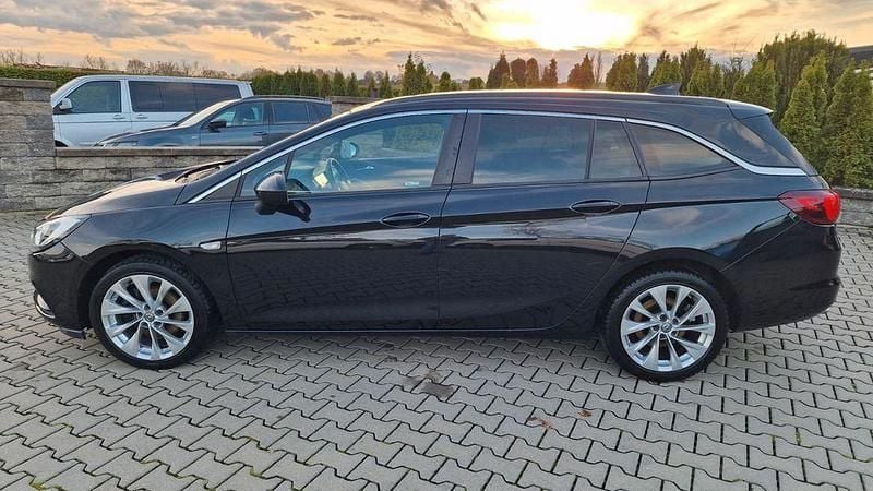 Usado Opel Astra Innovation 160 HP (117 kW) 2017 Preto Carrinha