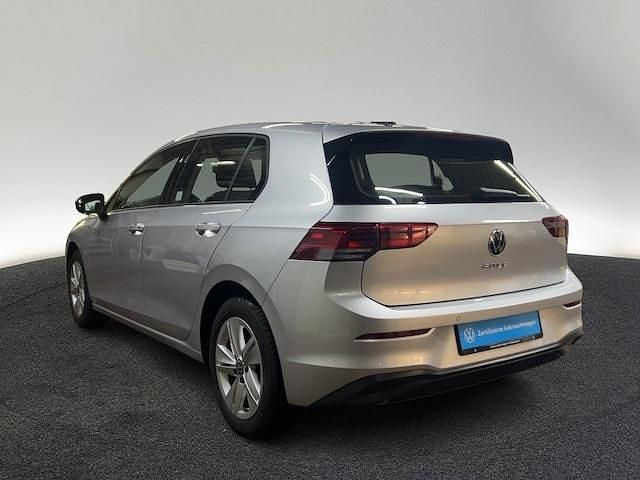 Gebraucht VW Golf VIII Life 131 PS (96 kW) 2023 8e reflexsilber metallic Limousine