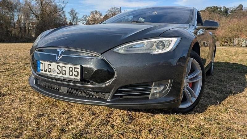 Grau Gebraucht 2015 Tesla Model S Kleinwagen | 26.500 € (Guter Preis) - Bild 1/4