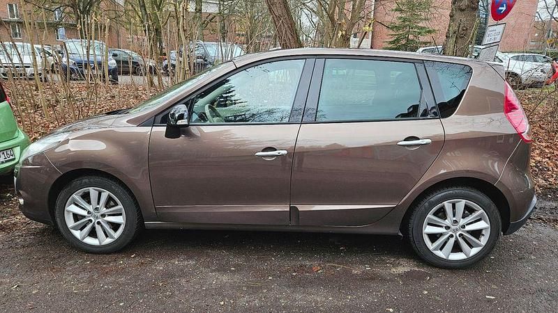 Braun Gebraucht 2011 Renault Mégane Luxe Limousine | 7.900 € (Etwas zu teuer) - Bild 1/4