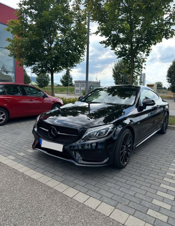 Schwarz Gebraucht 2018 Mercedes C180 Coupé | 22.500 € (Fairer Preis) - Bild 1/4