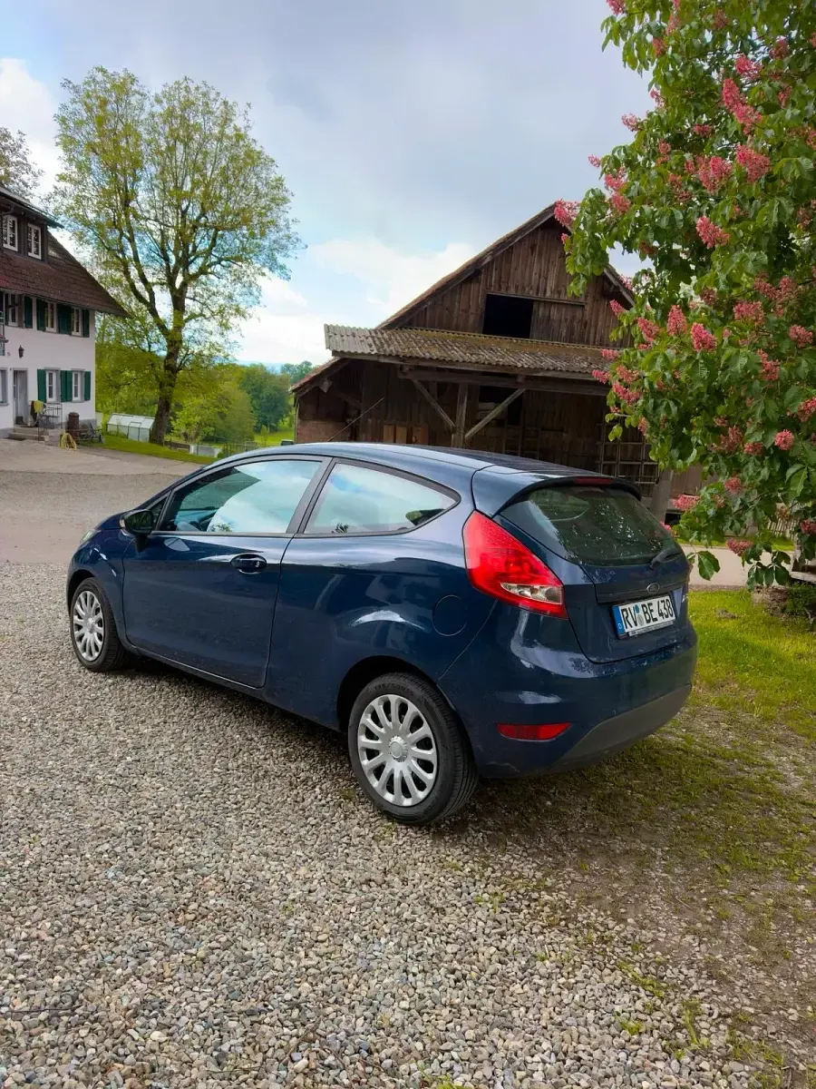 Gebraucht Ford Fiesta 60 PS (44 kW) 2010 Blau Kleinwagen