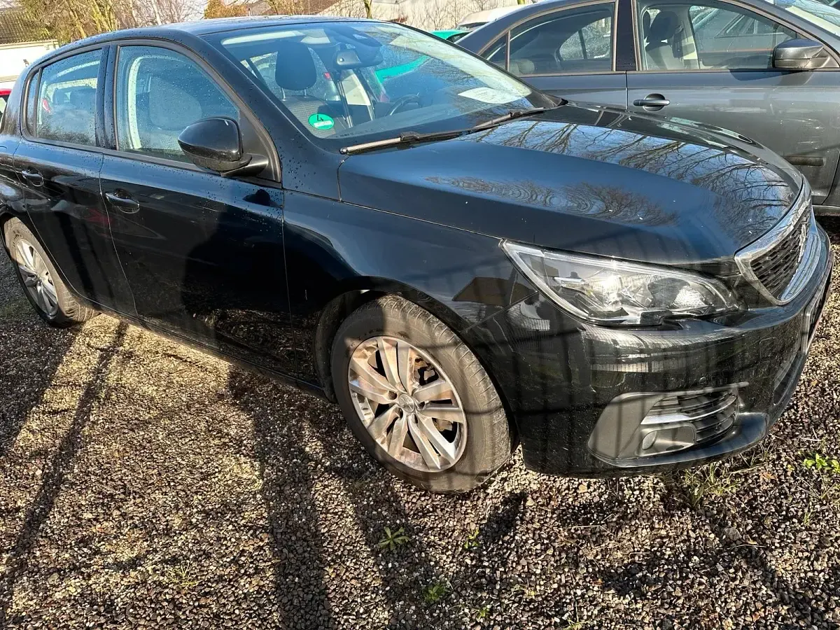 Gebraucht Peugeot 308 131 PS (96 kW) 2018 Schwarz Limousine