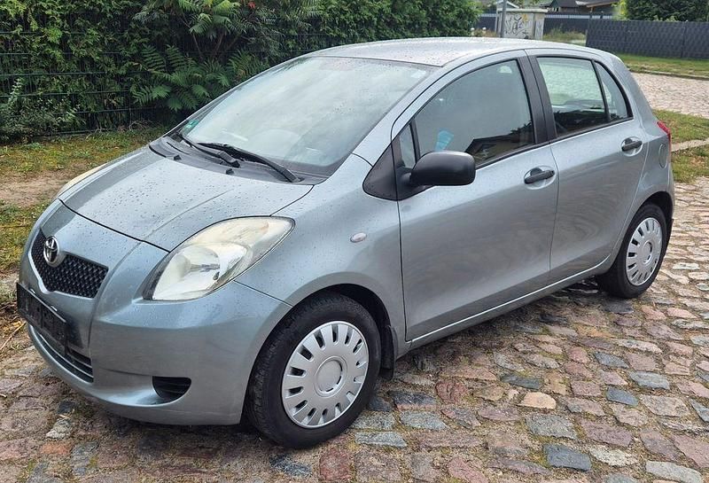 Grau Gebraucht 2008 Toyota Yaris Luna Kleinwagen | 2.399 € (Etwas zu teuer) - Bild 1/4