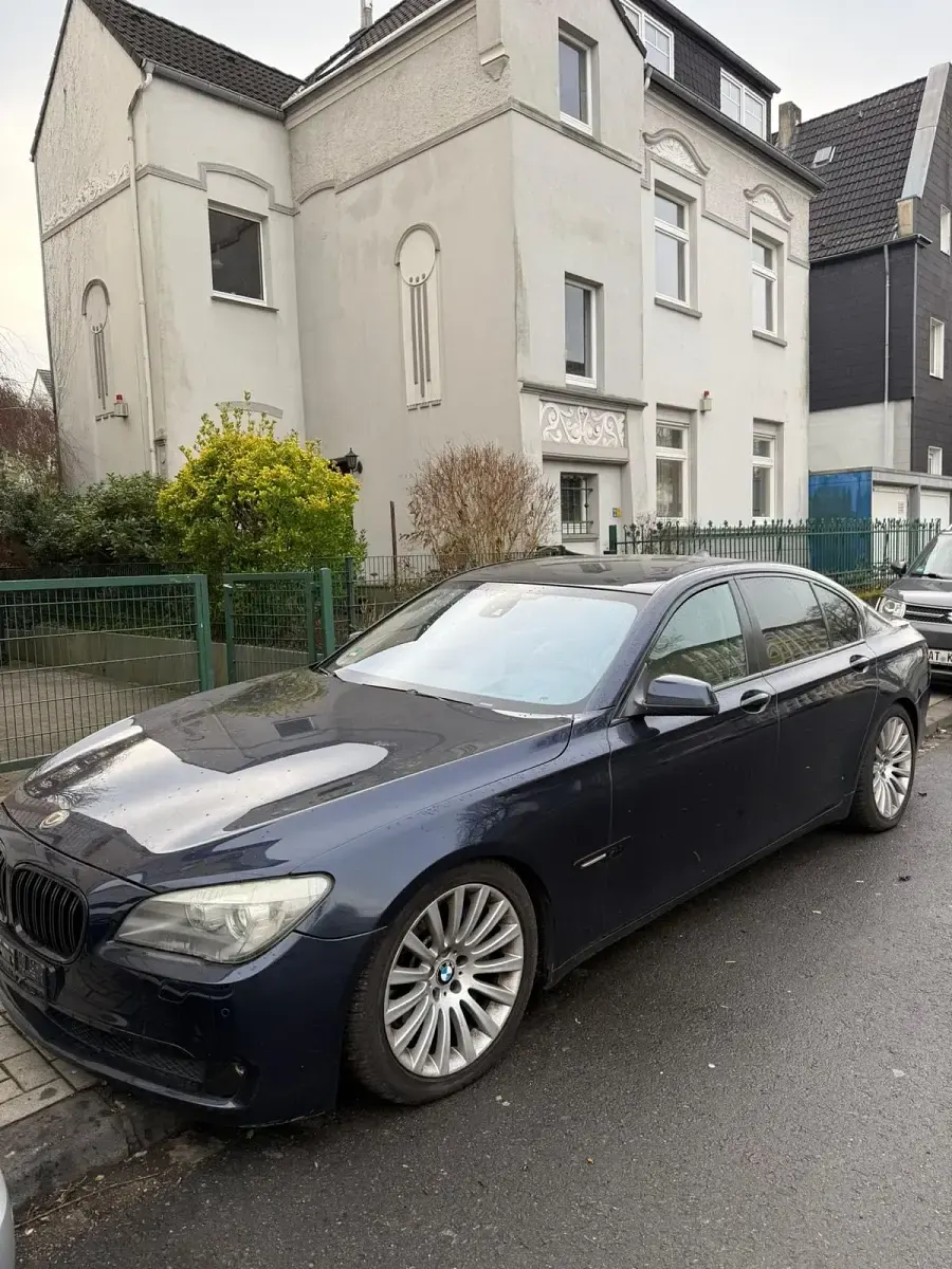 Gebraucht BMW 750 407 PS (299 kW) 2011 Blau Limousine