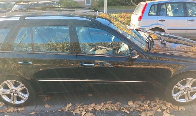 Schwarz Gebraucht 2004 Mercedes E500 Avantgarde Kombi | 5.500 € (Guter Preis) - Bild 1/4