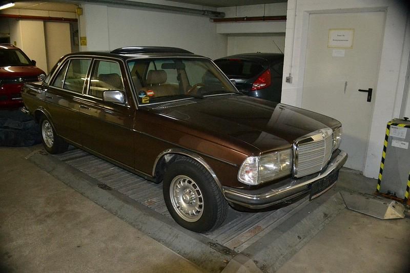 Second-hand Mercedes E280 185 CP (136 kW) 1981 Maro Berlinǎ
