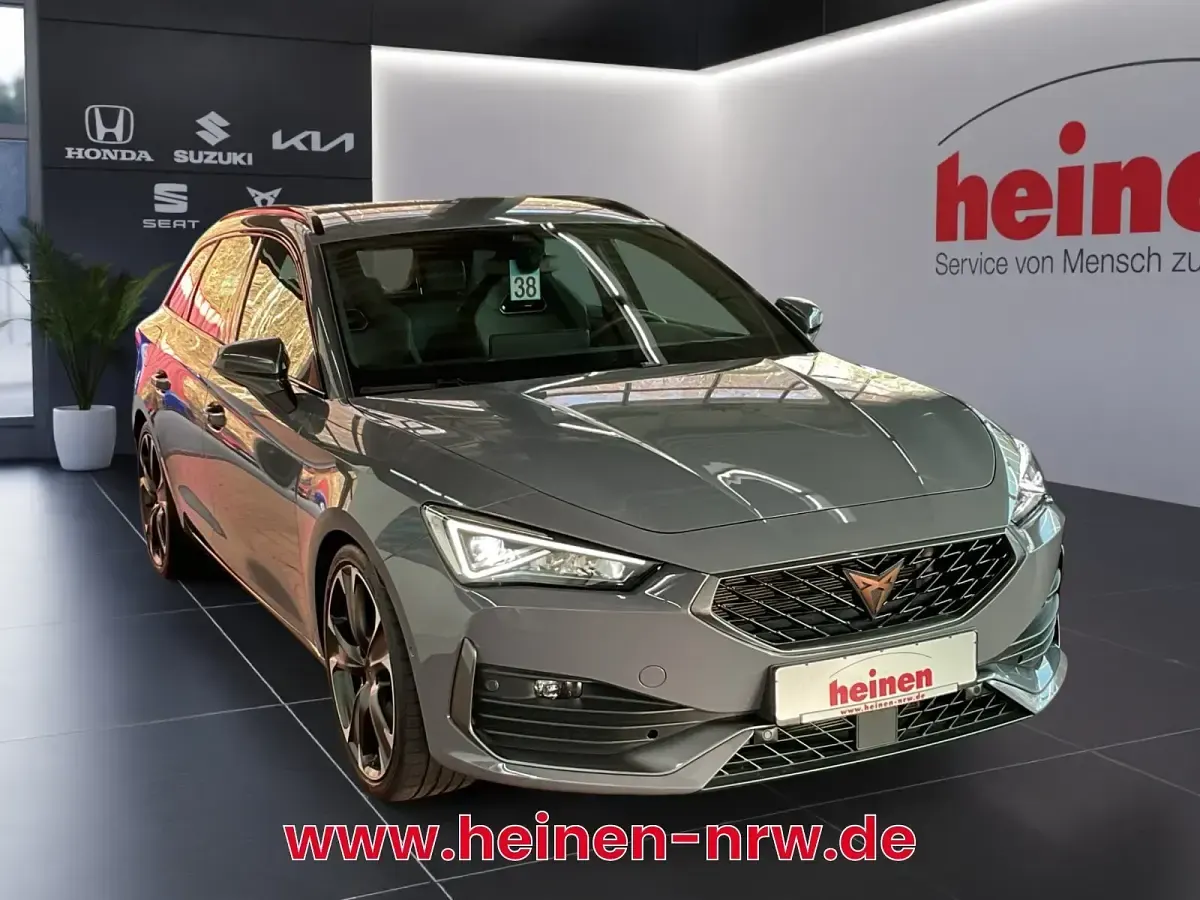 Usata Seat Leon 245 CV (180 kW) 2024 Grigio Berlina