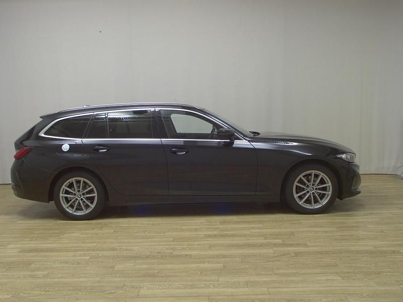 Schwarz Gebraucht 2023 BMW 318 Shadowline Kombi | 21.980 € (Superpreis) - Bild 1/4