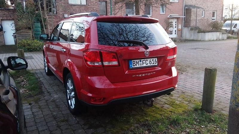 Gebraucht Fiat Freemont 170 PS (125 kW) 2013 Rot SUV