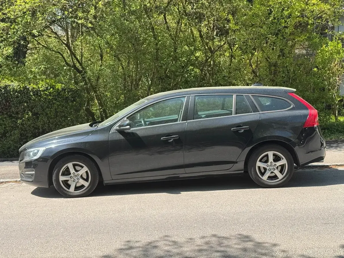 Gebraucht Volvo V60 Momentum 136 PS (100 kW) 2014 Schwarz Kombi