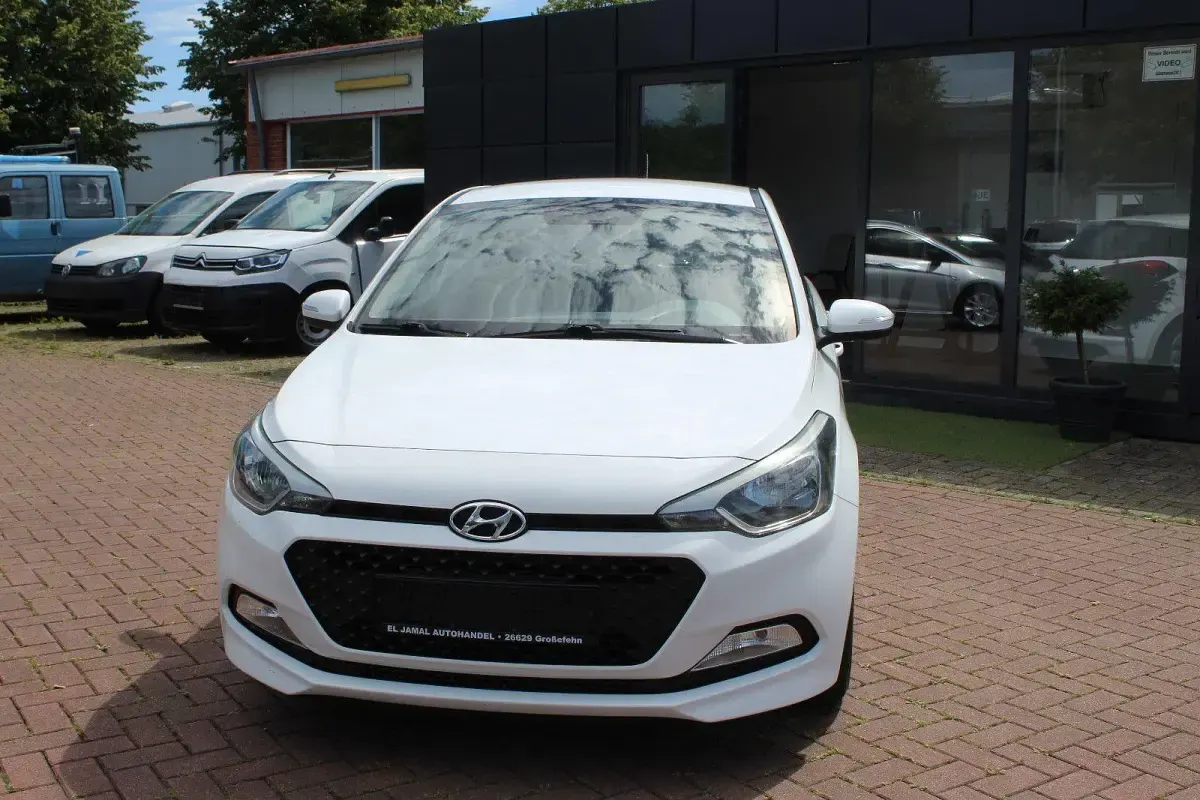 Gebraucht Hyundai i20 Classic 75 PS (55 kW) 2016 Weiß Kleinwagen