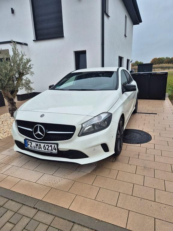 Weiß Gebraucht 2018 Mercedes A180 Urban Limousine | 16.999 € (Superpreis) - Bild 1/2
